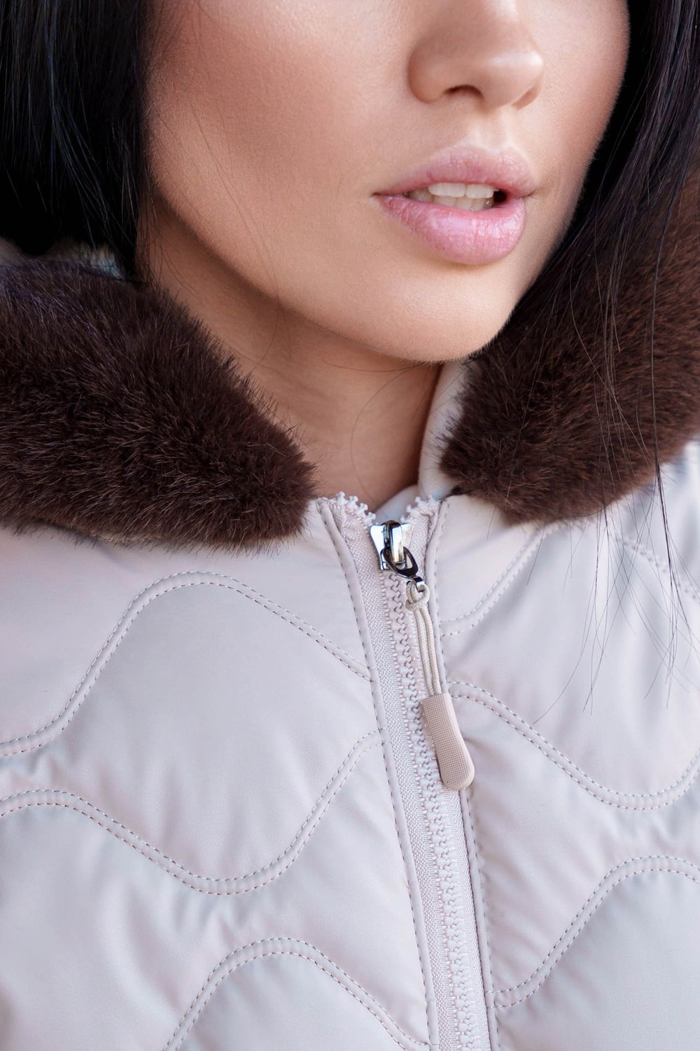 Короткая демисезонная куртка бежевого цвета с мехом - фото