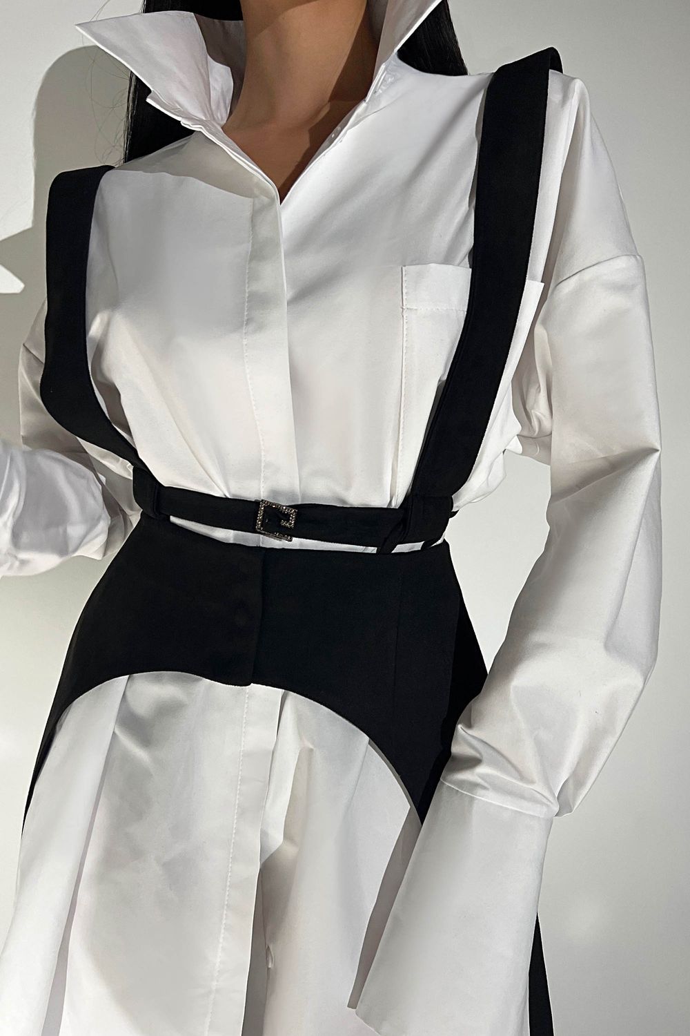 Стильне біле плаття сорочка з портупеєю - фото