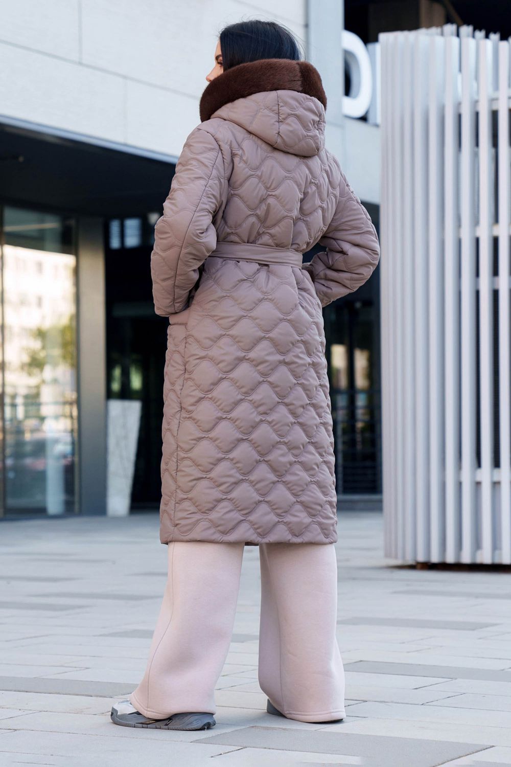 Зимнее стеганое пальто цвета капучино с мехом - фото