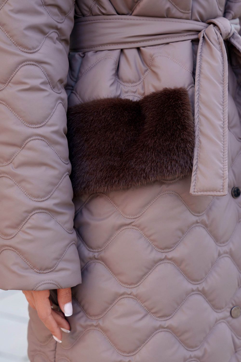 Зимове стьобане пальто кольору капучіно з хутром - фото