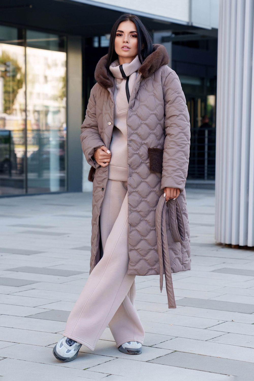 Зимнее стеганое пальто цвета капучино с мехом - фото