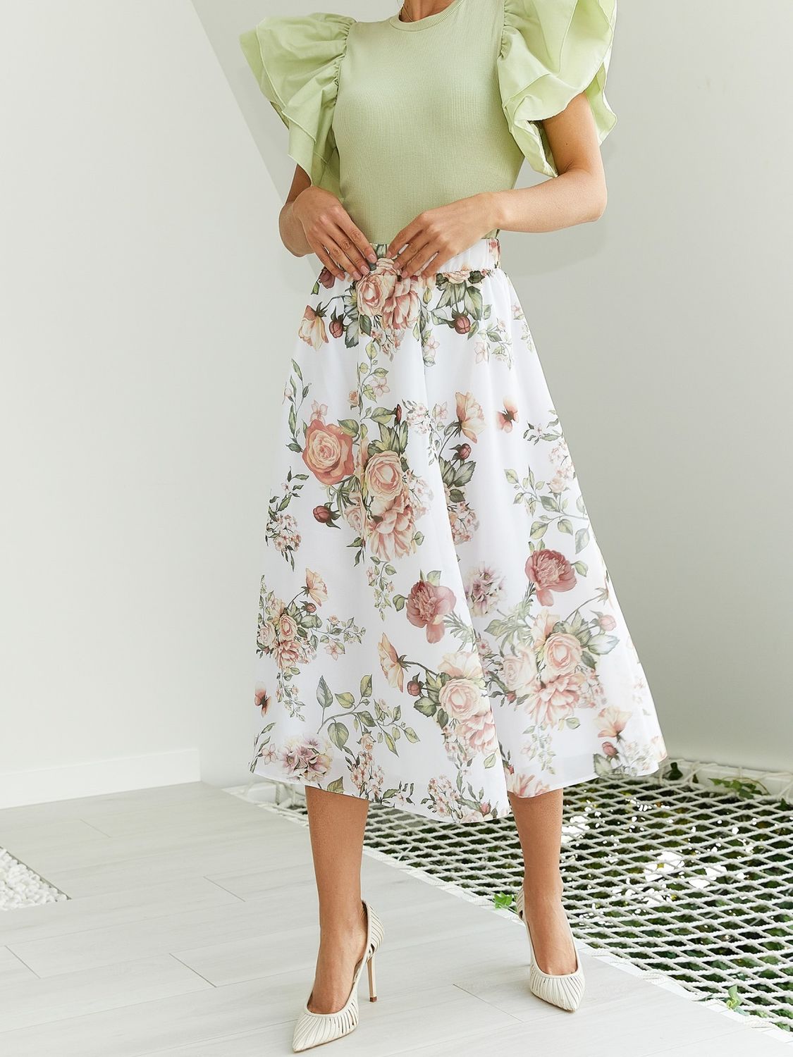 Белая шифоновая юбка-миди с цветочным принтом - фото
