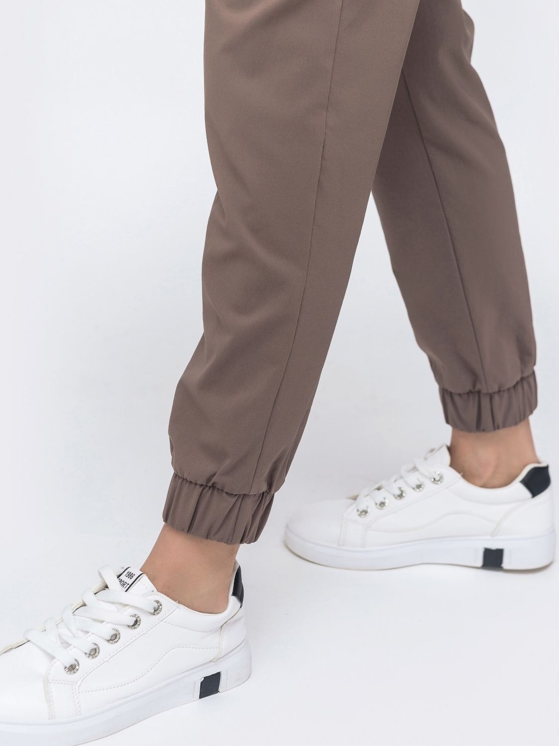 Практичные брюки джоггеры бежевого цвета - фото