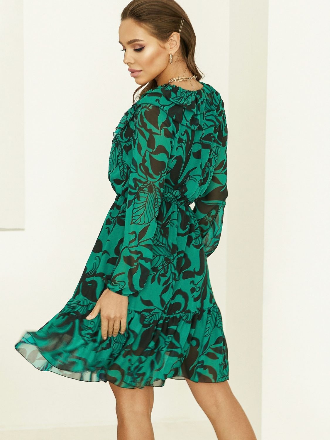 Весеннее шифоновое платье зеленого цвета - фото