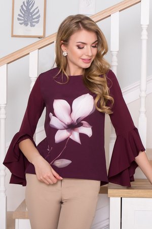 Красивая бордовая блузка с принтом и воланами - фото