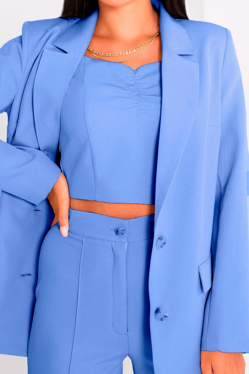 Женский брючный костюм тройка голубого цвета - фото