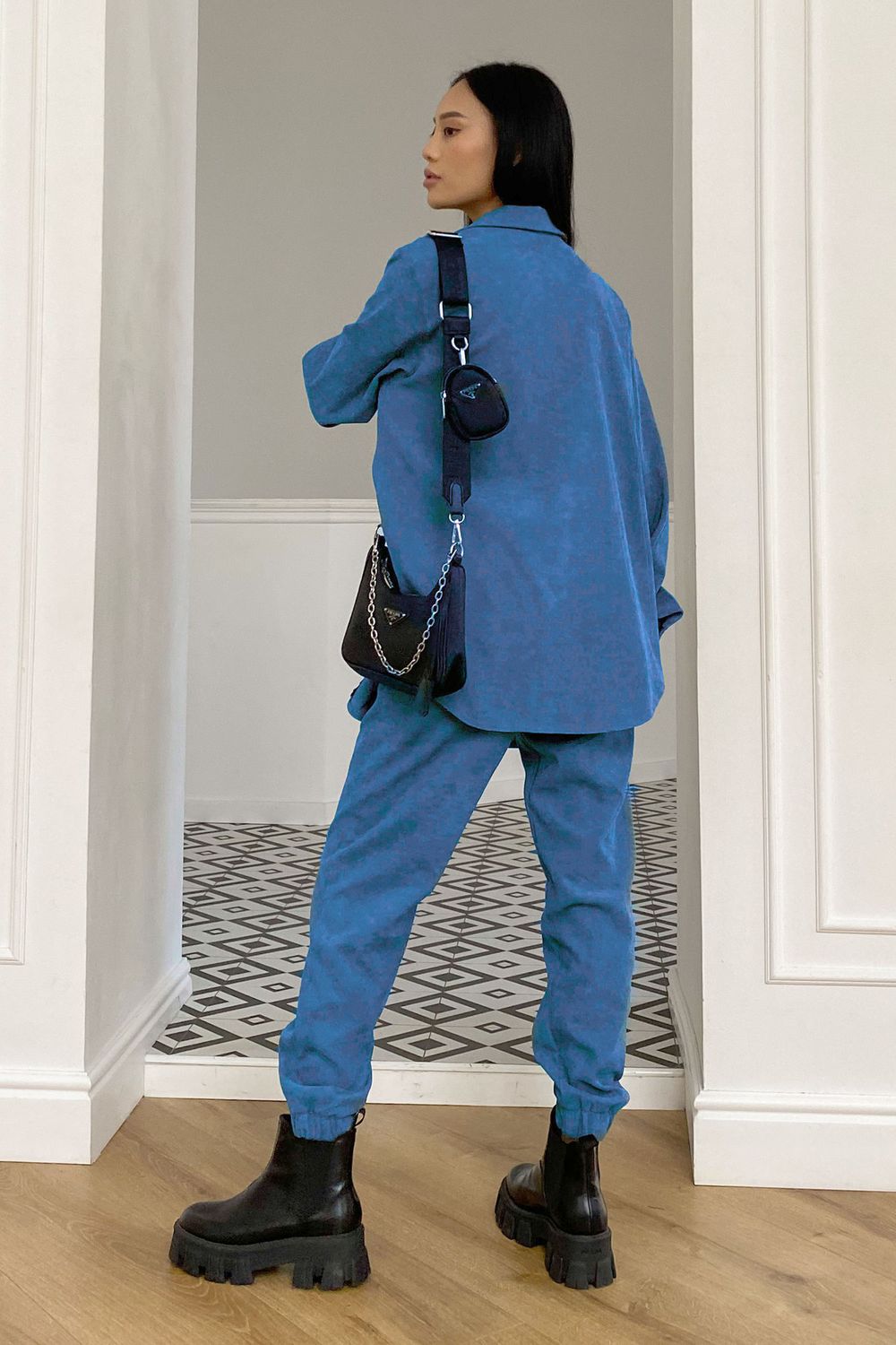 Вельветовый брючный костюм голубого цвета - фото
