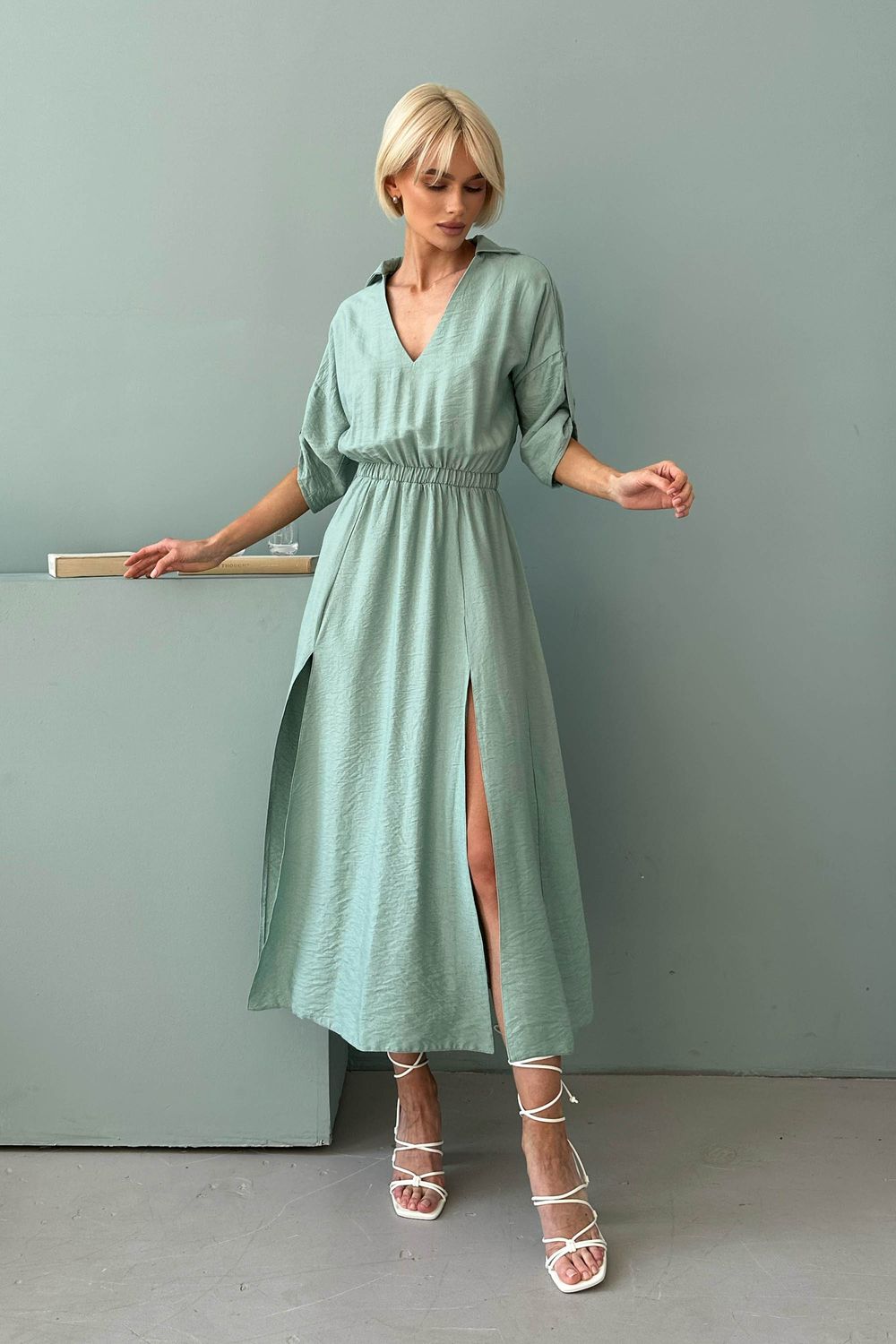 Приталене літнє плаття з льону м'ятного кольору - фото