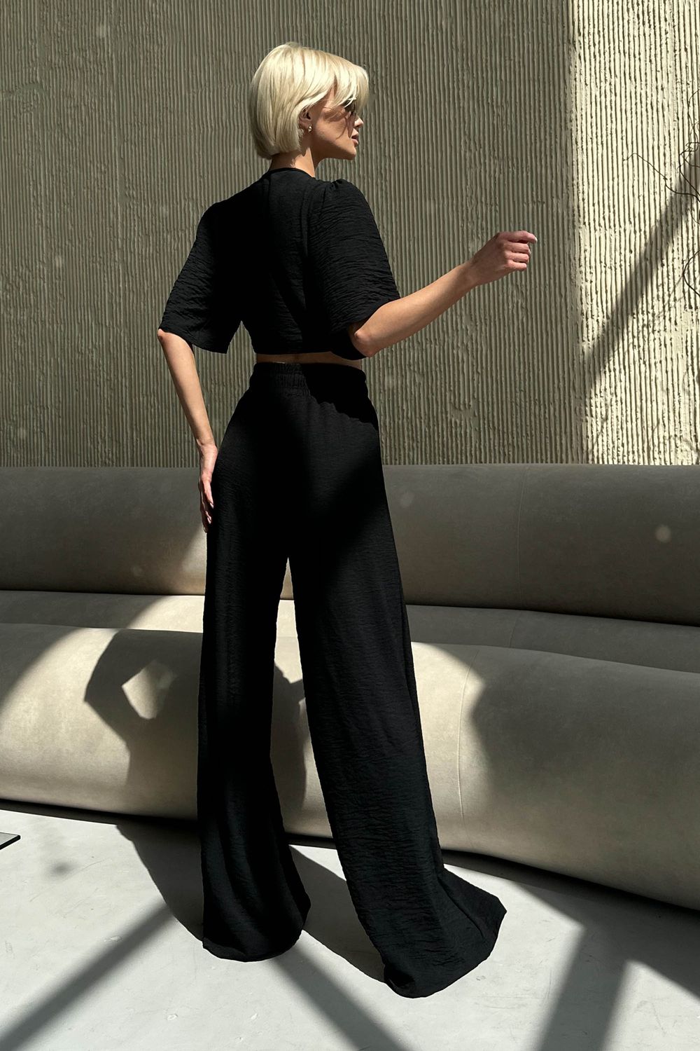 Жіночий літній брючний костюм чорного кольору - фото