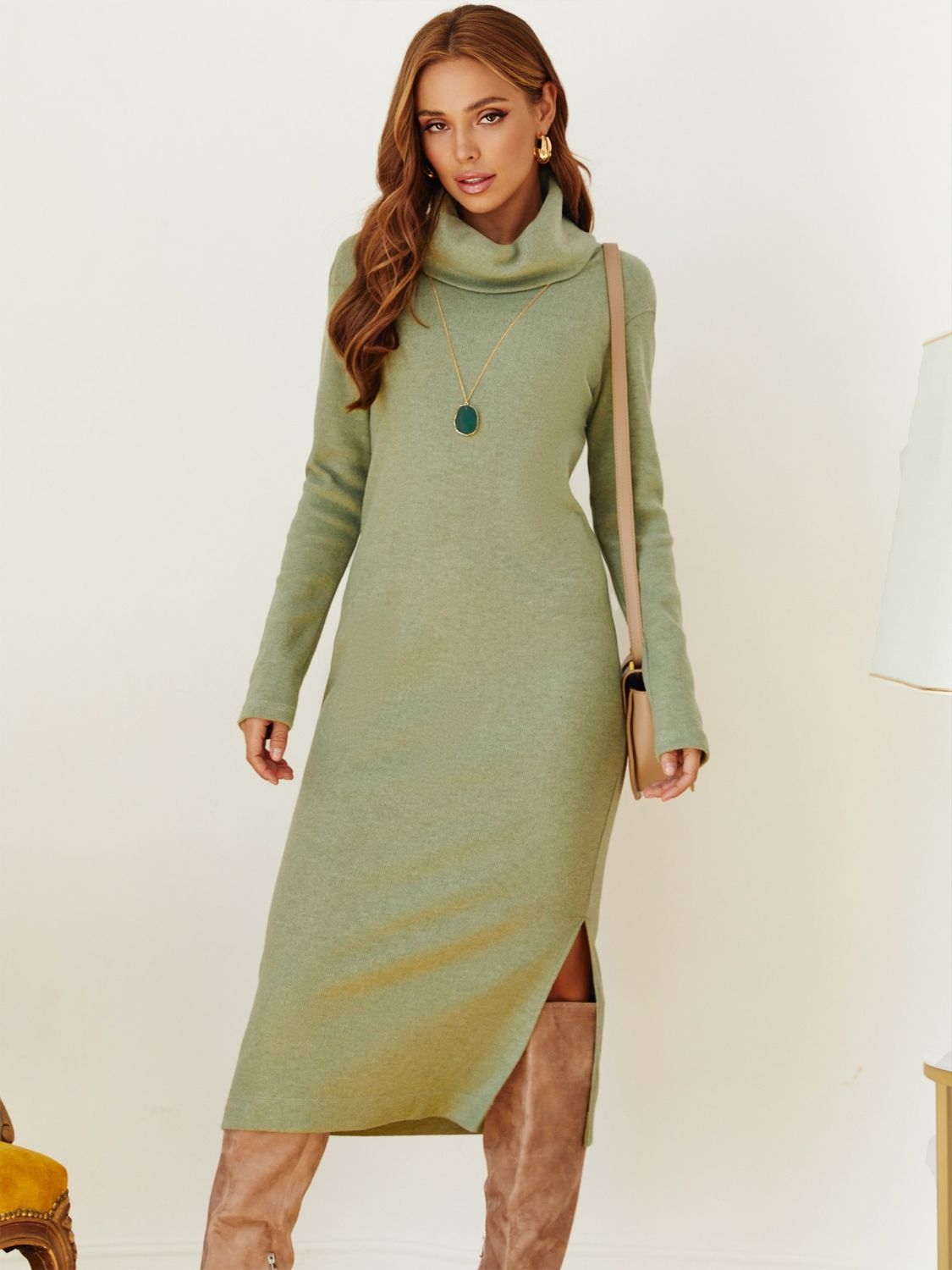 Облегающее теплое платье-гольф оливкового цвета - фото