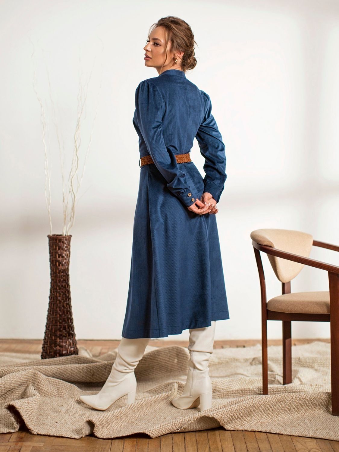 Вельветове плаття міді синього кольору - фото