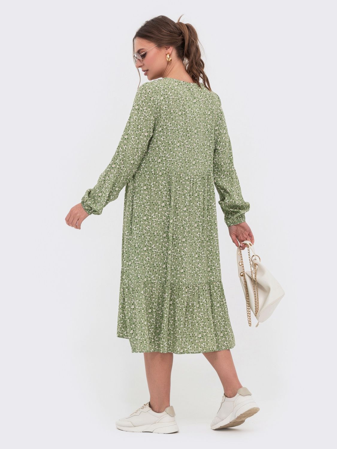 Весеннее платье свободного кроя с воланом оливковое - фото