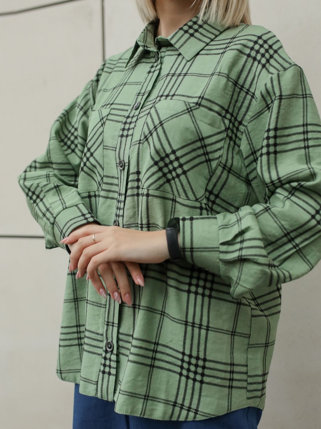 Жіноча сорочка з льону в клітинку - фото