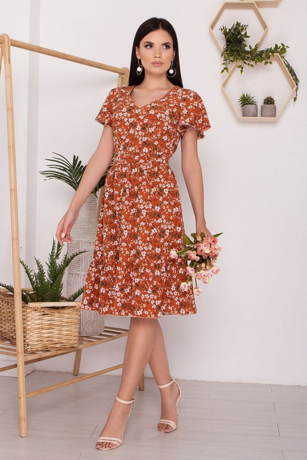 Літнє приталене плаття міді з квітковим принтом - фото