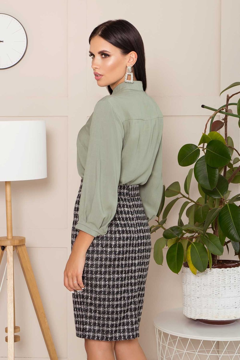 Модная блузка с широкими рукавами цвета хаки - фото