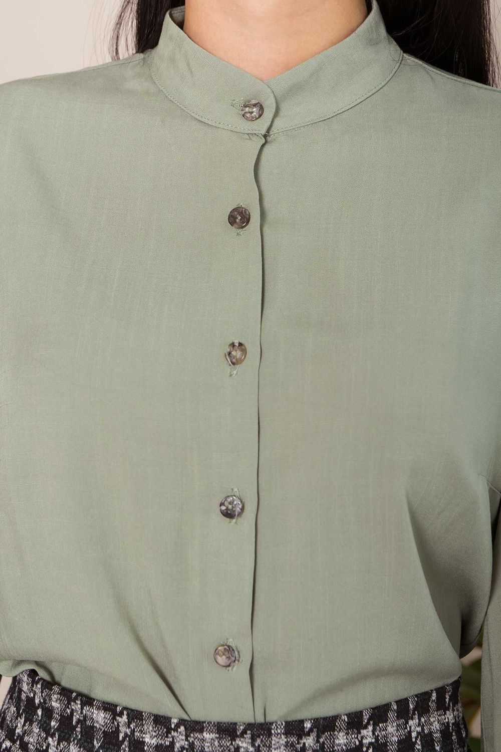 Модна блузка з широкими рукавами кольору хакі - фото