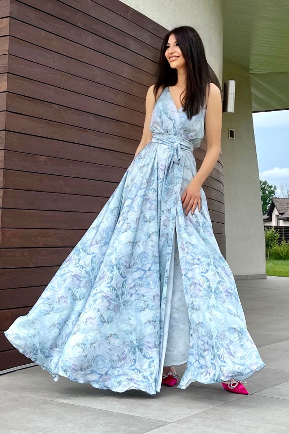 Елегантна довга сукня на запах з принтом блакитна - фото