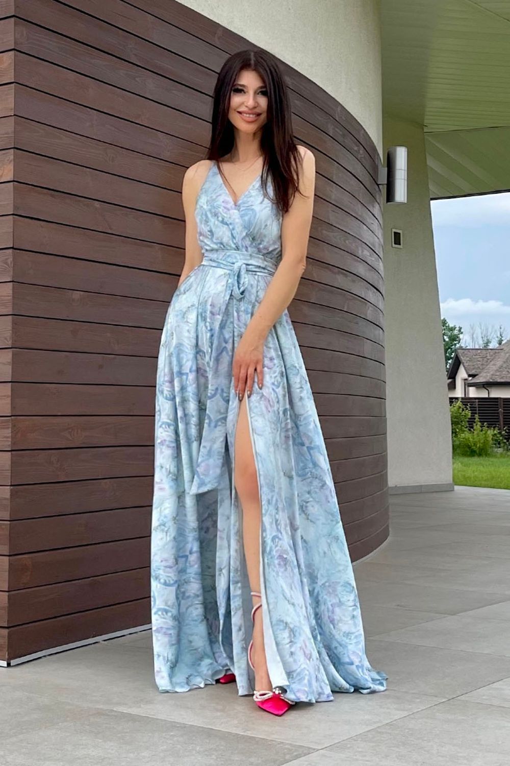 Елегантна довга сукня на запах з принтом блакитна - фото