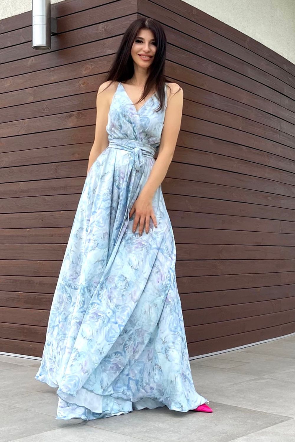 Элегантное длинное платье на запах с принтом голубое - фото