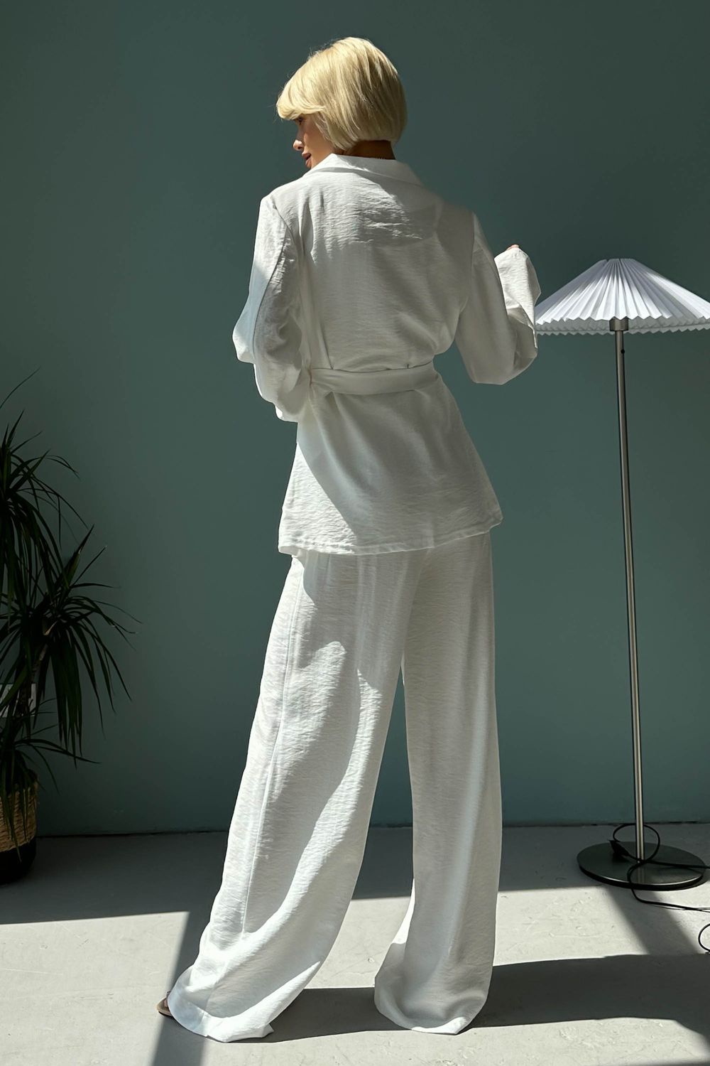 Брючный женский костюм из льна белого цвета - фото
