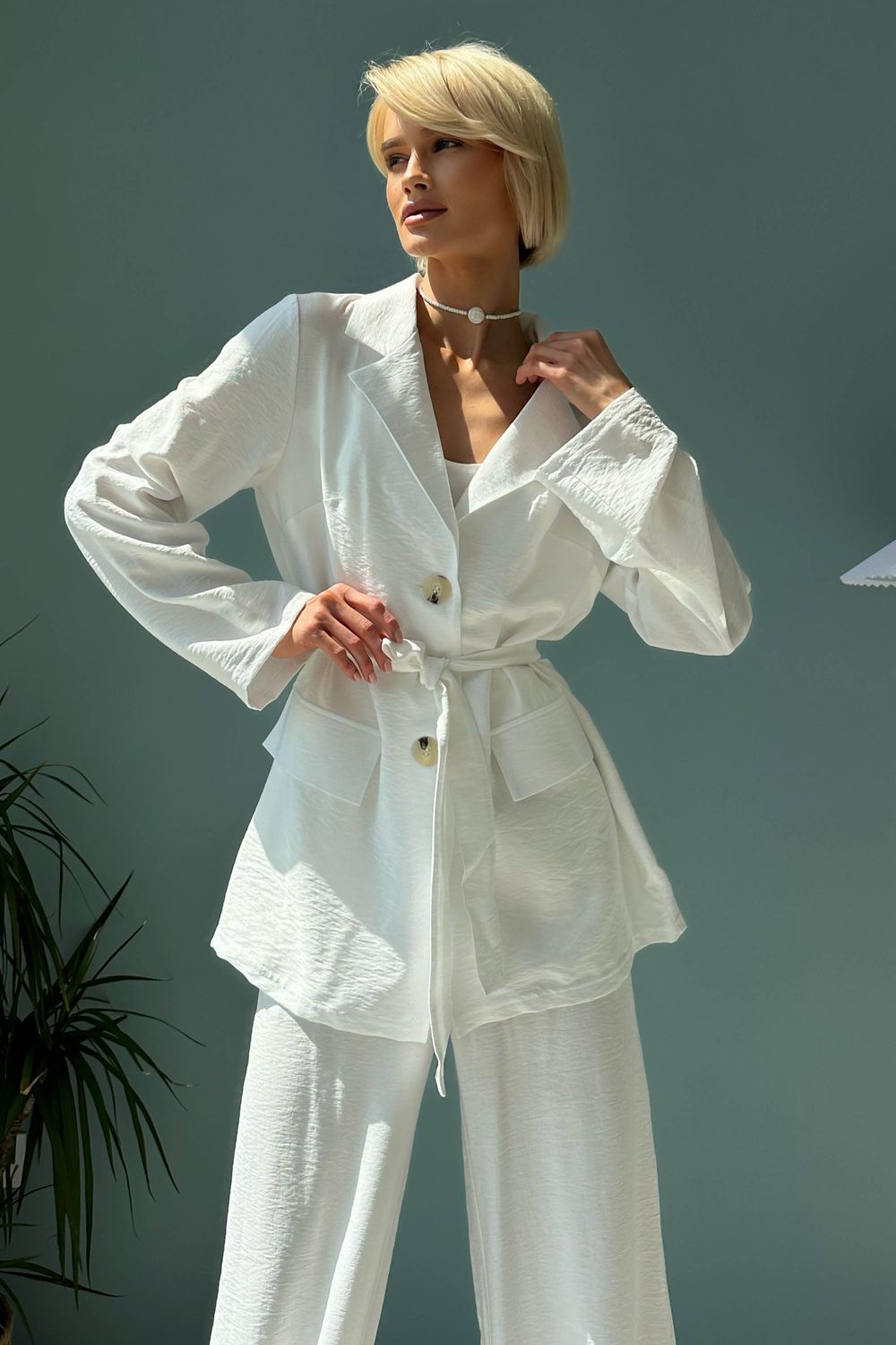 Жіночий брючний костюм з льону білого кольору - фото