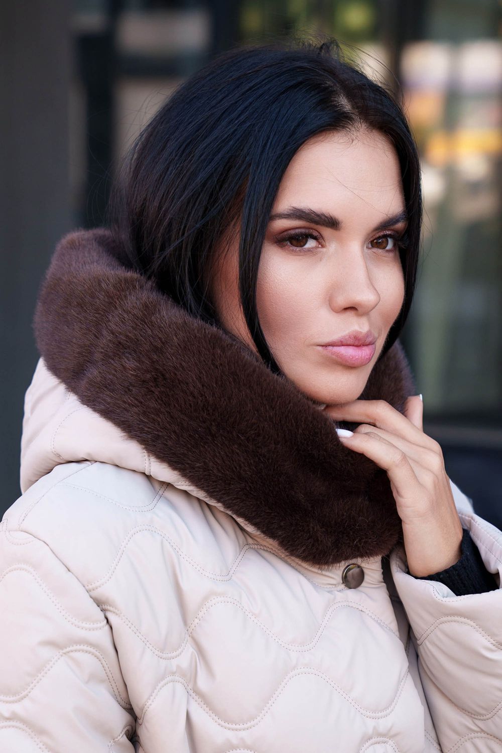 Зимнее стеганое пальто бежевого цвета с мехом - фото