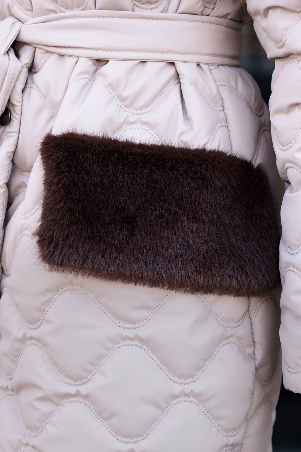 Зимове стьобане пальто бежевого кольору з хутром - фото