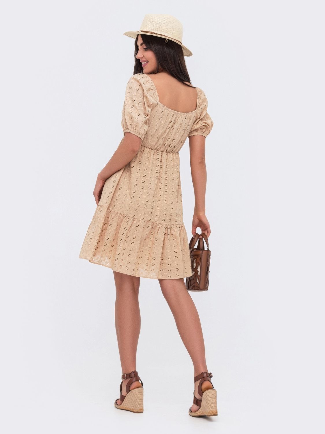Модна літня сукня з прошви бежевого кольору - фото
