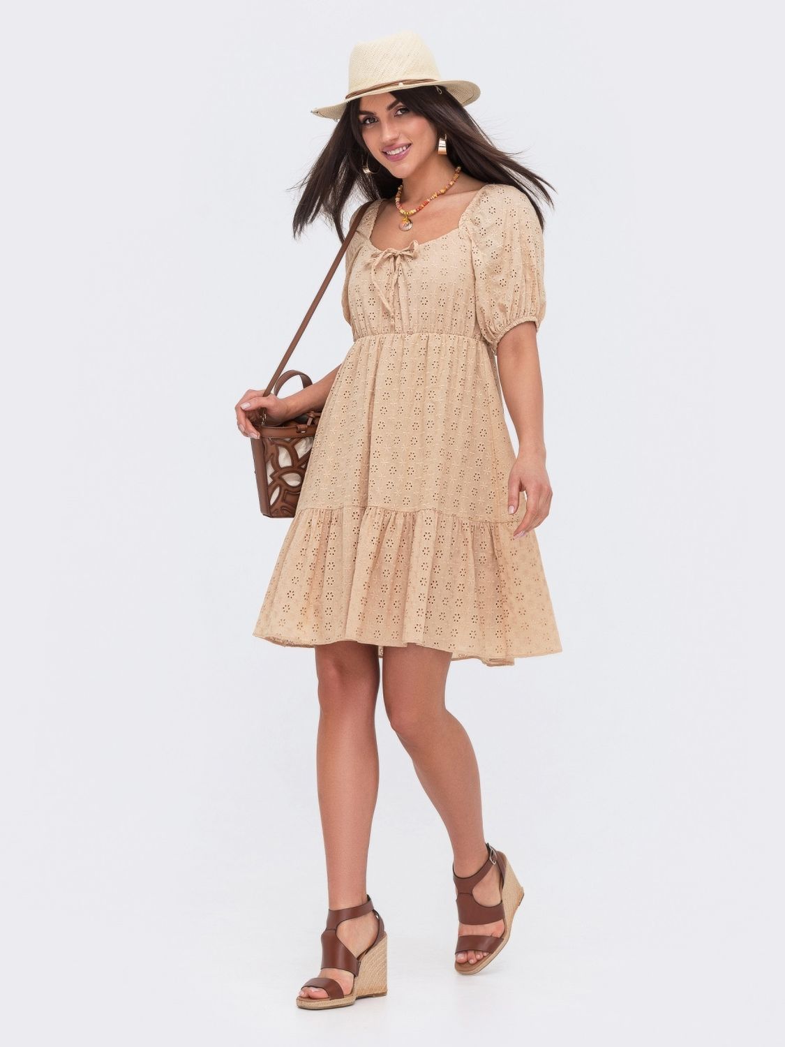 Модна літня сукня з прошви бежевого кольору - фото