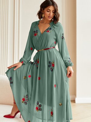 Нарядное шифоновое платье зеленого цвета с вышивкой - фото
