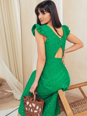 Розкльошене літнє плаття з прошви зеленого кольору - фото
