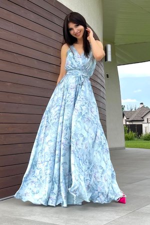 Элегантное длинное платье на запах с принтом голубое - фото