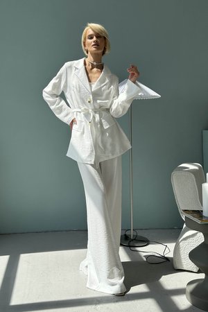 Жіночий брючний костюм з льону білого кольору - фото