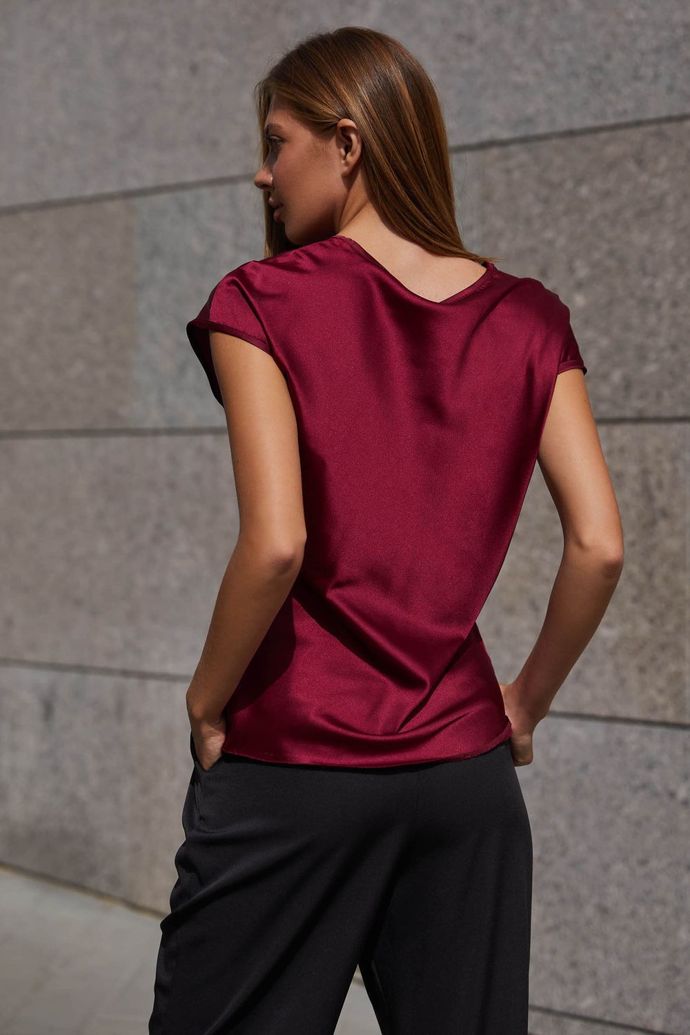 Жіноча шовкова блузка бордового кольору - фото