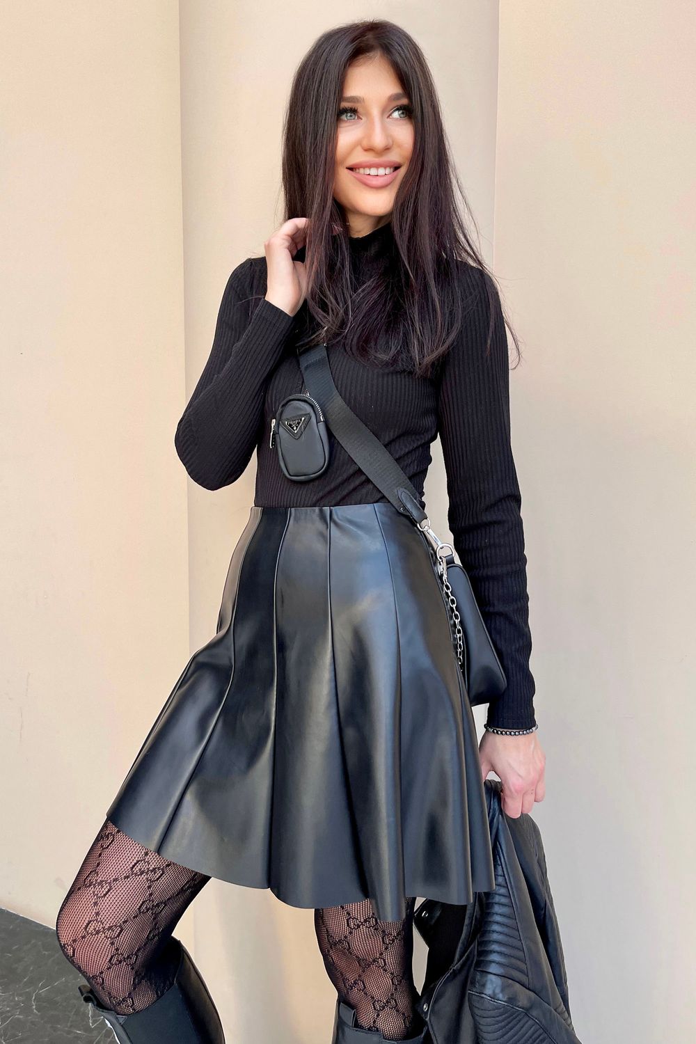 Стильная кожаная юбка черного цвета - фото