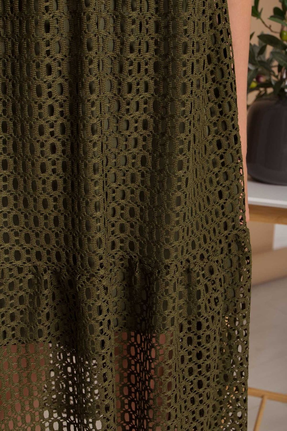 Літнє гипюрове плаття міді з високою талією хакі - фото