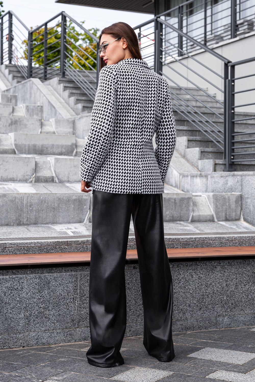 Стильний жіночий піджак із твіду - фото