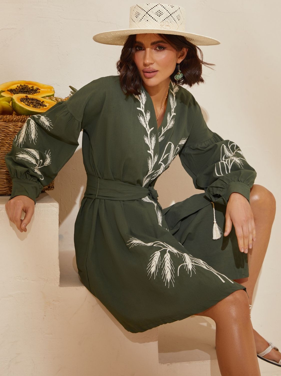 Сукня з вишивкою в етнічному стилі кольору хакі - фото