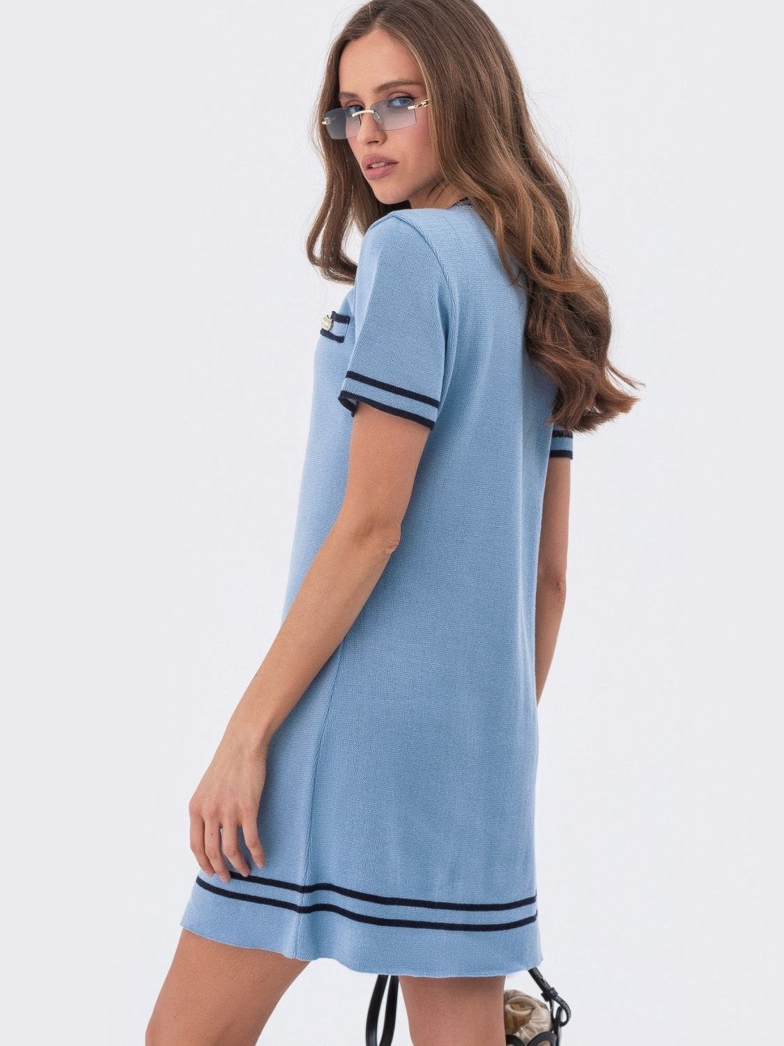 Коротка сукня дрібної в'язки блакитного кольору - фото