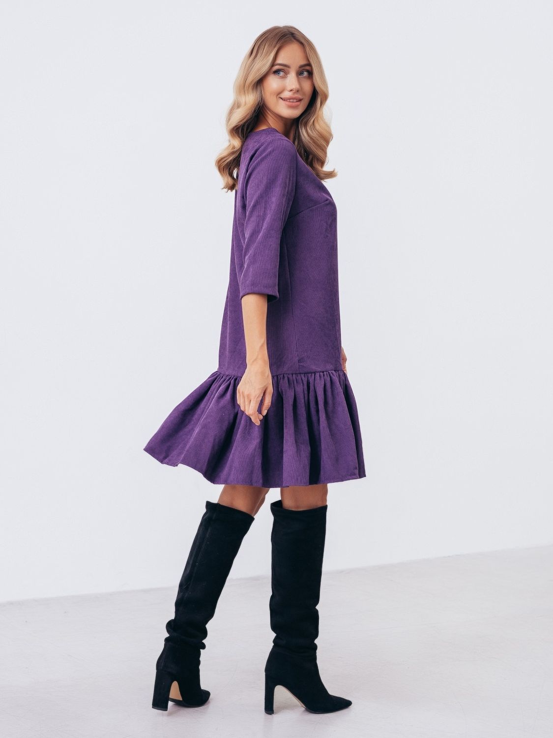 Вельветове плаття трапеція з воланом фіолетового кольору - фото