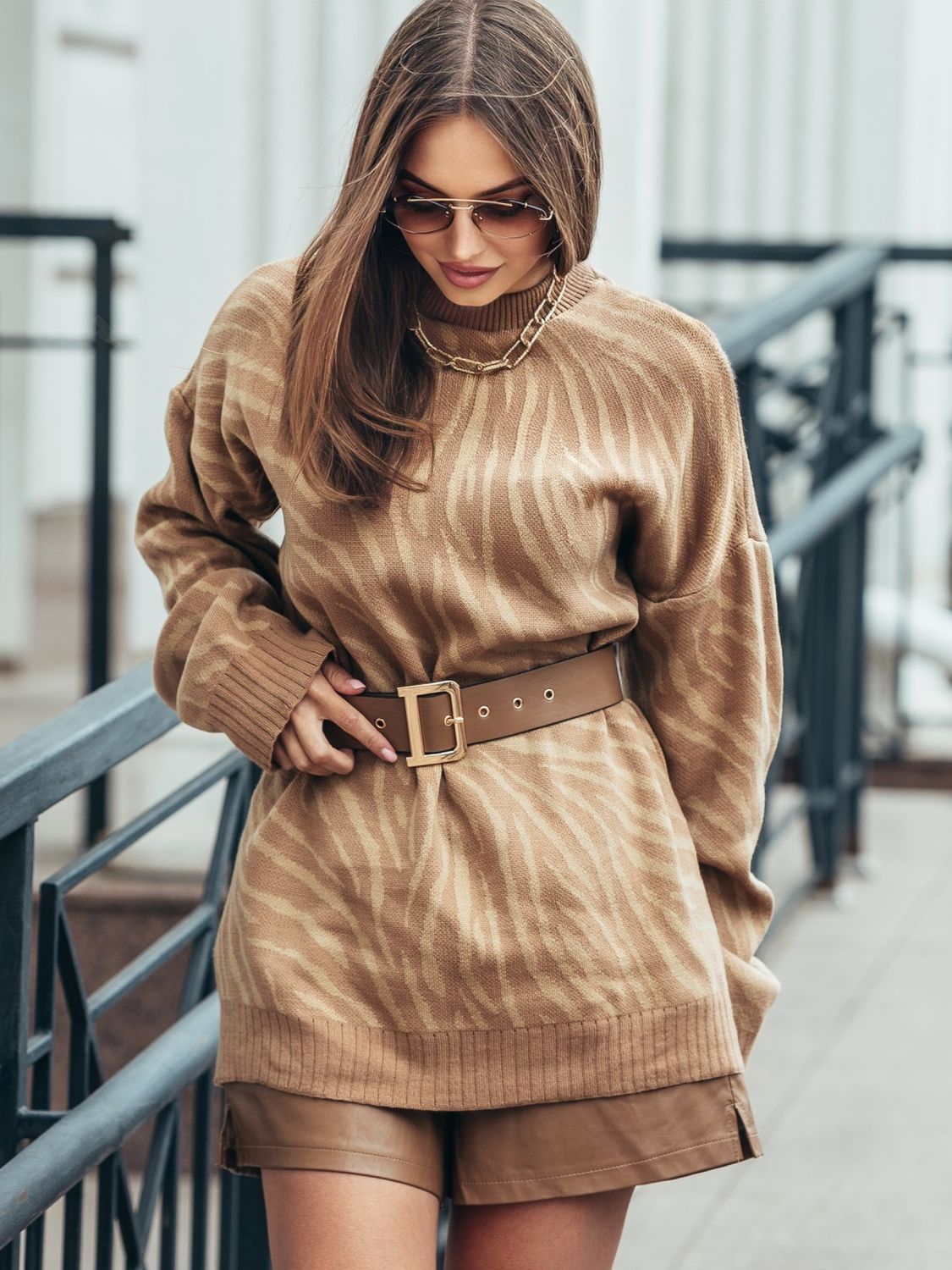 Жіночий светр оверсайз бежевого кольору - фото