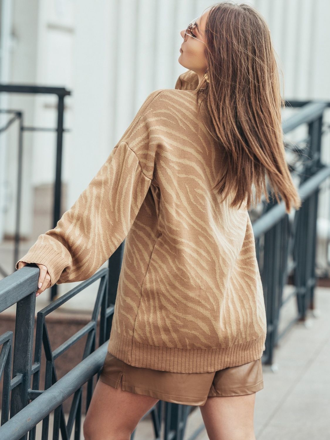 Женский свитер оверсайз бежевого цвета - фото
