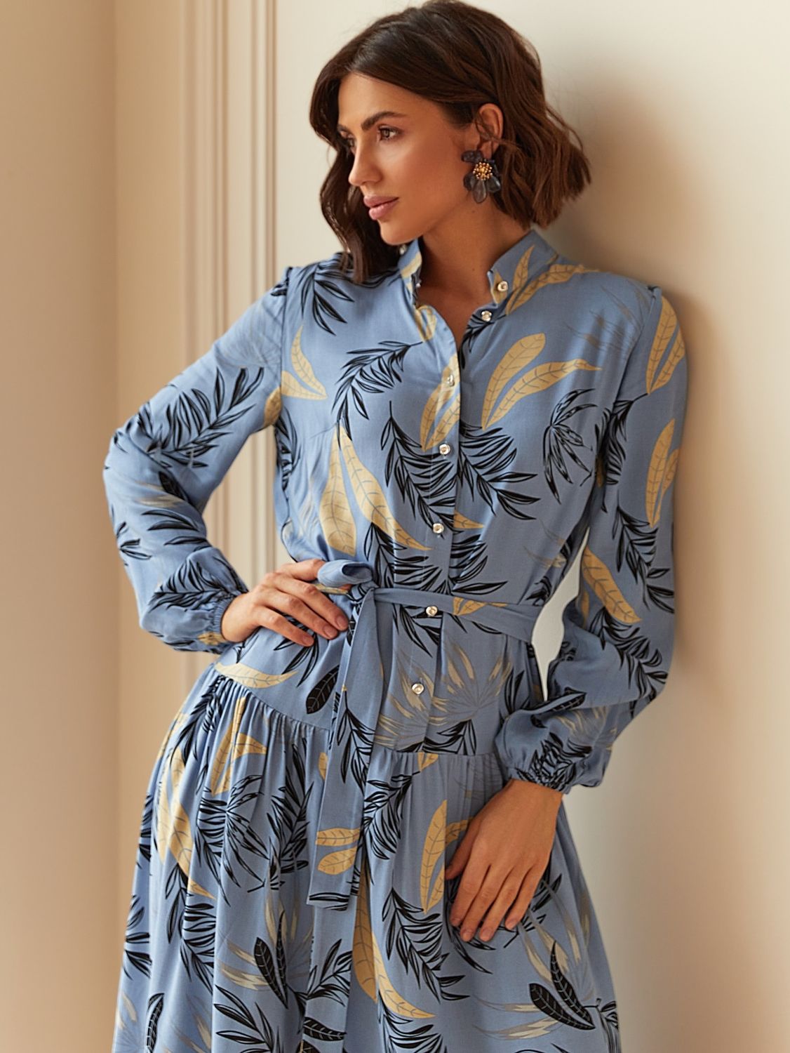 Блакитне весняне плаття сорочка з принтом - фото