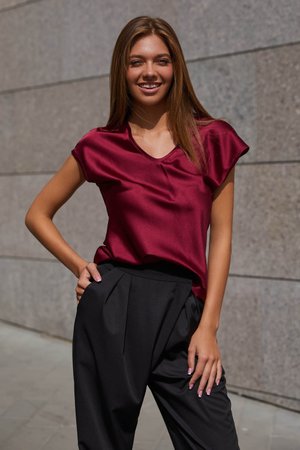 Жіноча шовкова блузка бордового кольору - фото