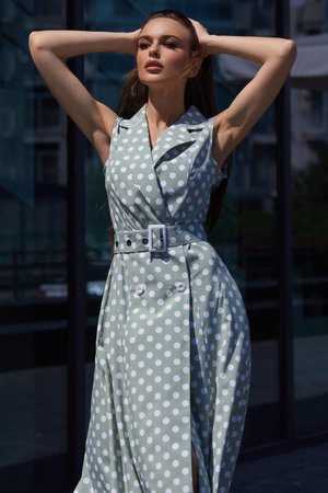Элегантное летнее платье на запах в горошек - фото