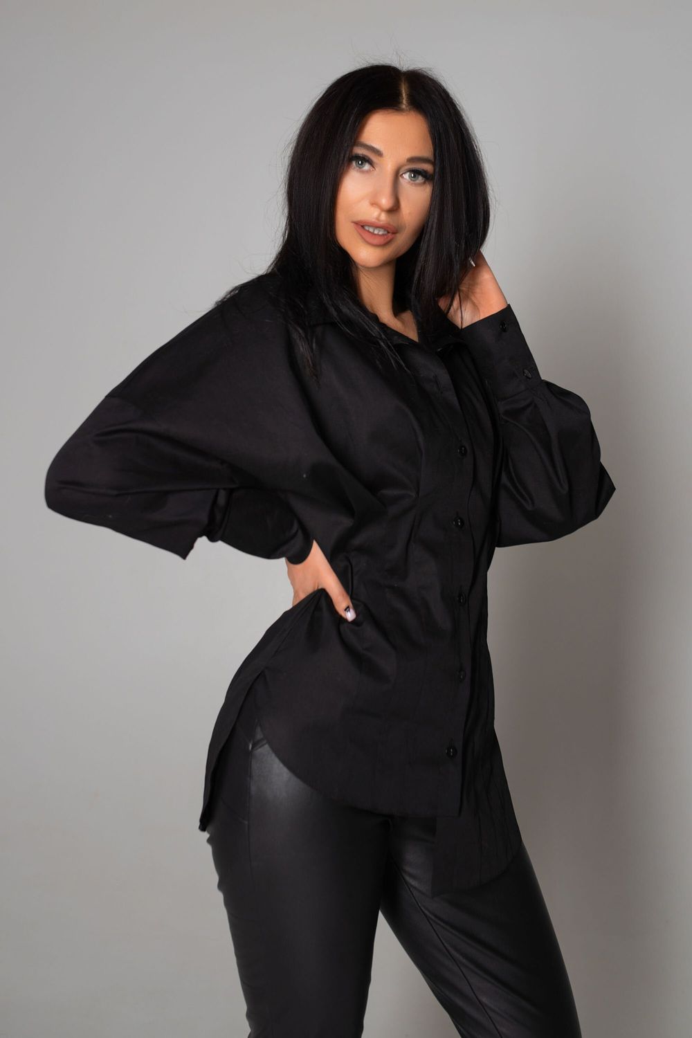 Чорна жіноча сорочка подовжена асиметрична - фото