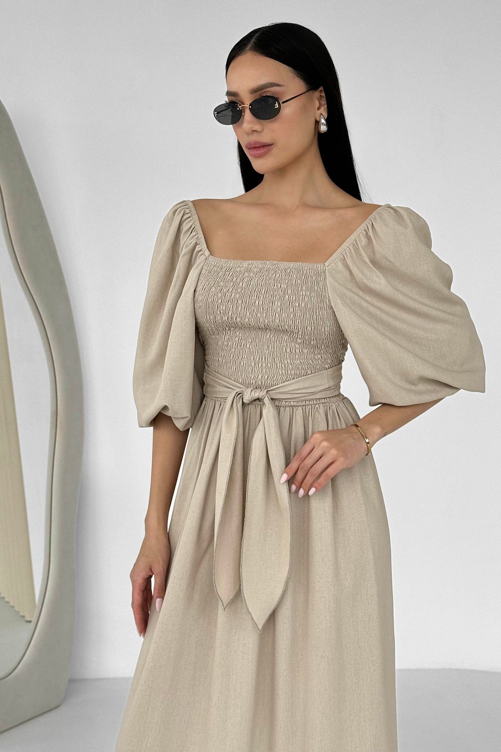 Дизайнерська літня сукня з льону бежевого кольору - фото