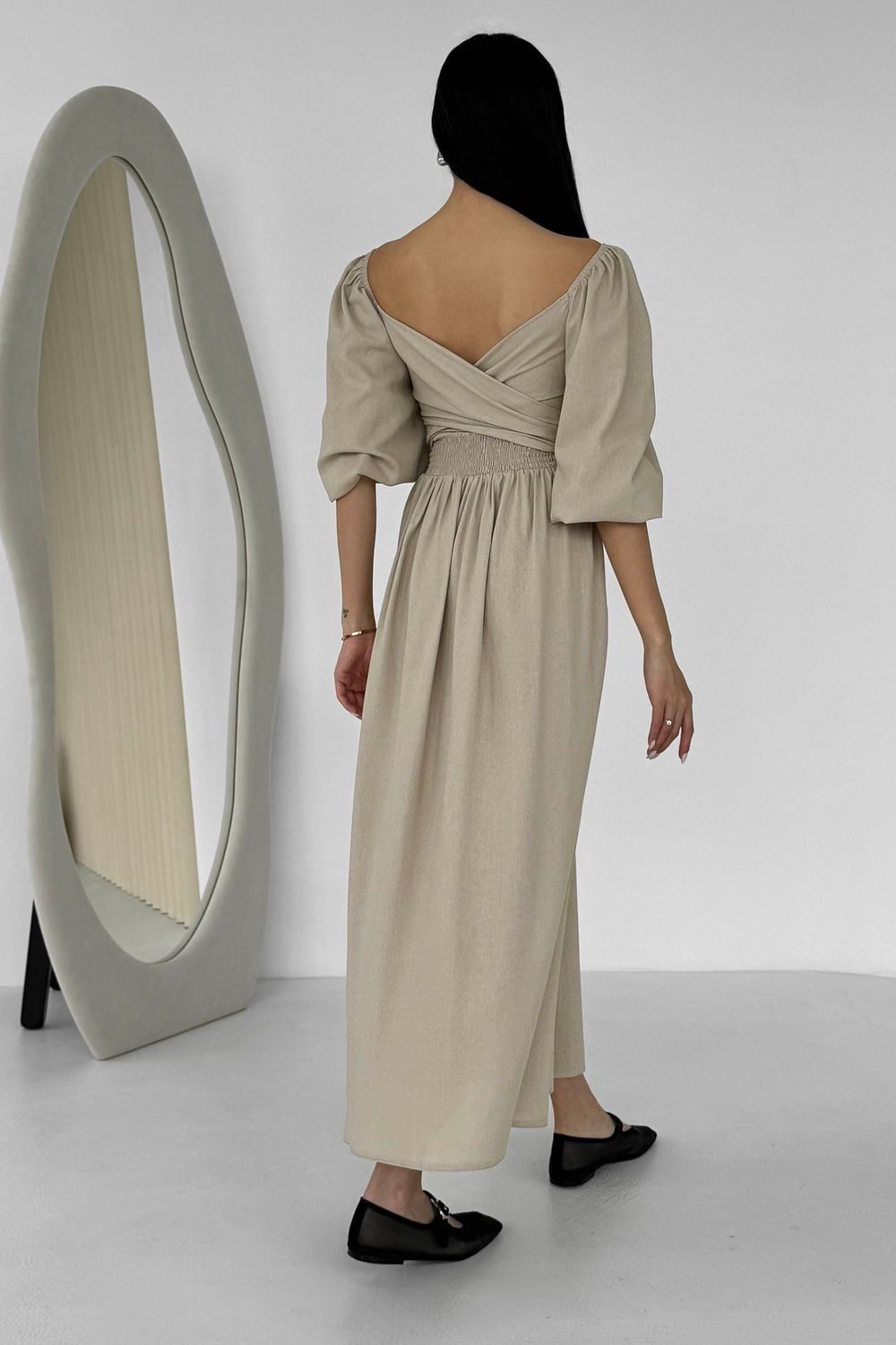 Дизайнерська літня сукня з льону бежевого кольору - фото