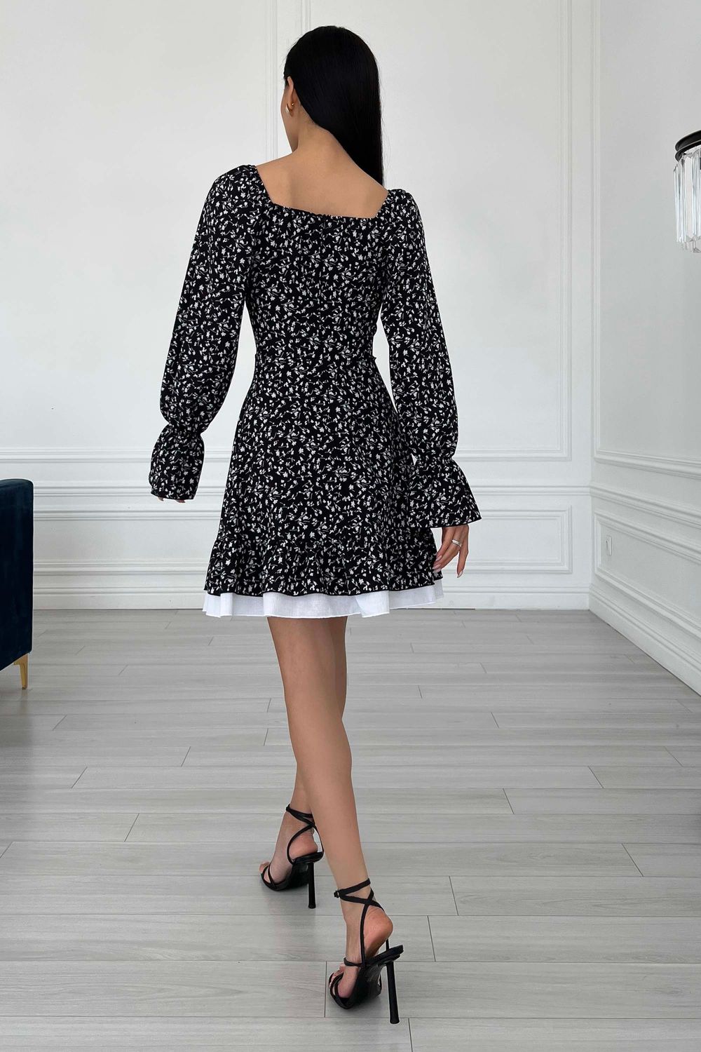 Приталена літня сукня міні чорного кольору - фото