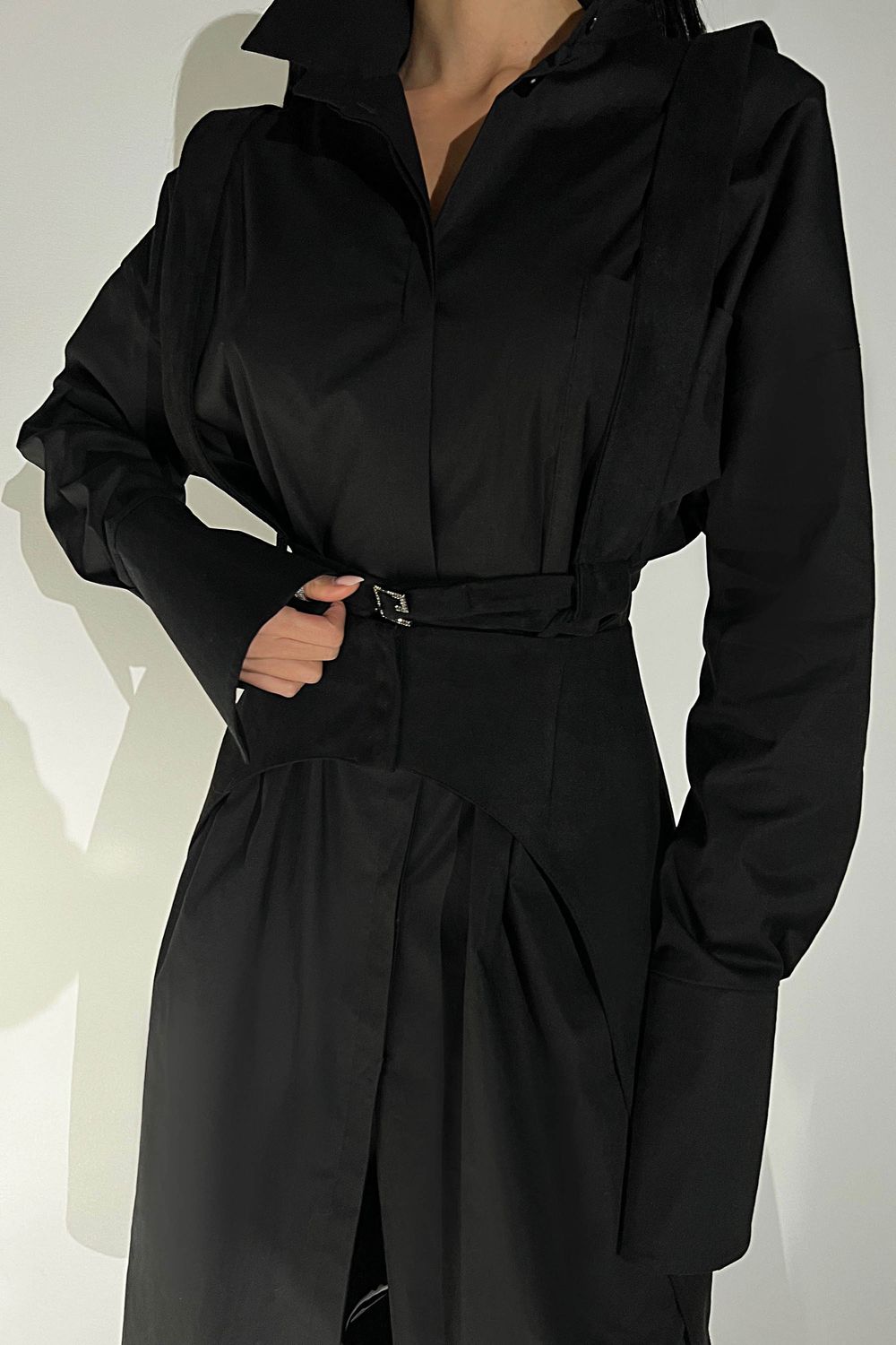 Стильное черное платье рубашка с портупеей - фото
